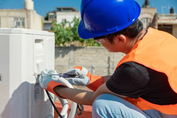 Jonge Elektricien Die Het Elektrische Systeem Van Een Airconditioning Repareert — Stockfoto