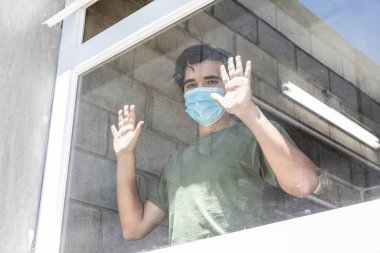 COVID-19 salgınından sonra okula dönen maskeli genç bir öğrenci..