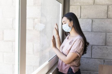 COVID-19 salgınından sonra okula dönen maskeli genç bir öğrenci..