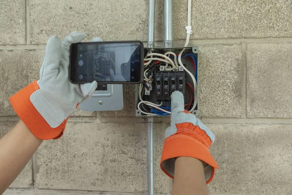 Νεαρός Ηλεκτρολόγος Επισκευάζει Ηλεκτρικό Σύστημα Ενός Σπιτιού Κατά Διάρκεια Πανδημίας — Φωτογραφία Αρχείου