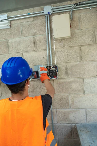 Jonge Elektricien Die Het Elektrische Systeem Van Een Airconditioning Repareert — Stockfoto