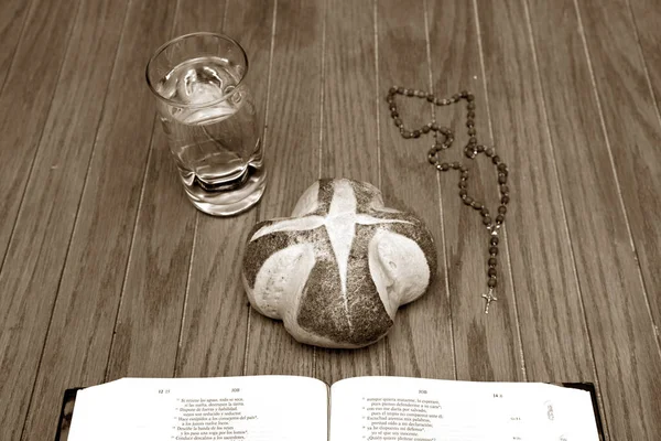 Chléb Voda Bible Růženec Půst Symboly Křesťanského Náboženství — Stock fotografie