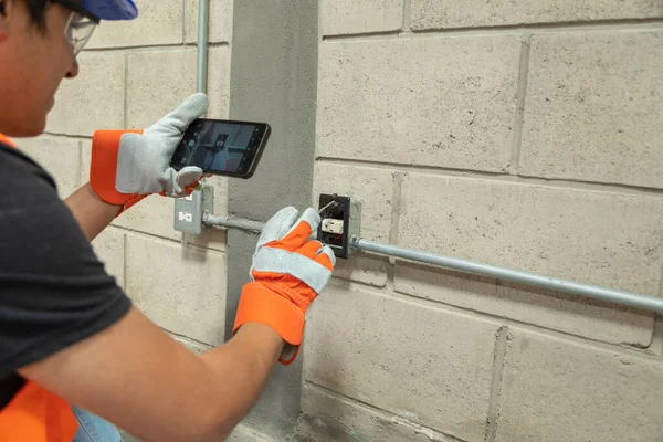 Elektriker Der Den Installationsprozess Einer Fabrik Mit Seinem Handy Aufzeichnet — Stockfoto