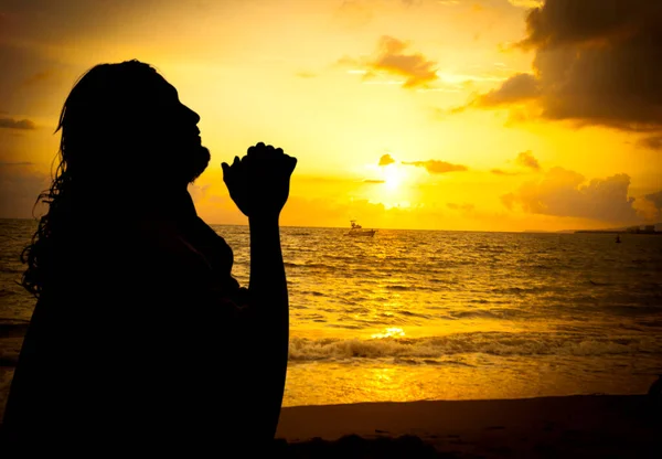耶稣在加利利海温暖的夜晚祷告 — 图库照片