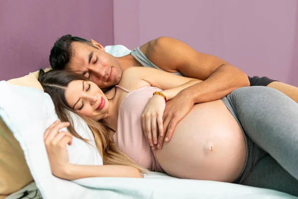 Joven Pareja Real Felices Casados Dormitorio Casa Una Mujer Embarazada —  Fotos de Stock
