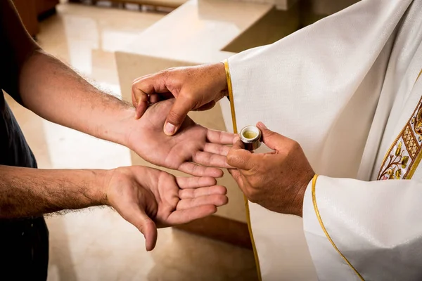 Ręce Katolickiego Kapłana Stosującego Olej Namaszczenia Chorych Sakramenty Katolickiej Religii — Zdjęcie stockowe