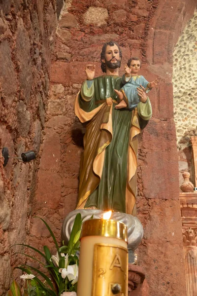 Escultura Del Señor San José Llevando Niño Jesús Una Iglesia —  Fotos de Stock