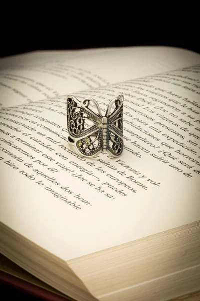 Eski Bir Kitapta Kelebek Şeklinde Bir Yüzük Yaşam Biçimi — Stok fotoğraf