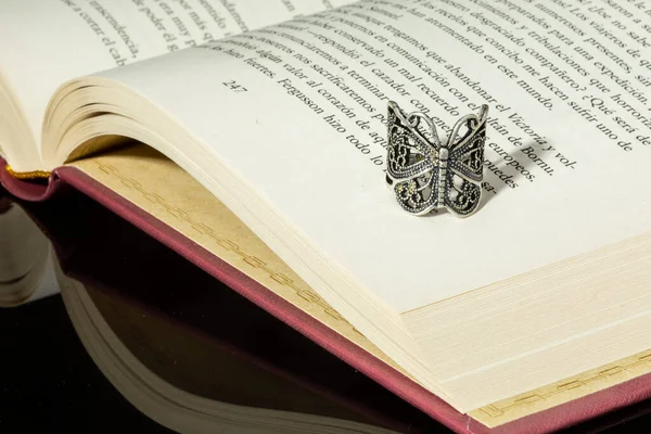 Anillo Forma Mariposa Libro Antiguo Estilo Vida — Foto de Stock