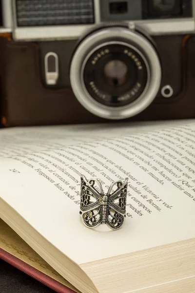 Anillo Forma Mariposa Libro Antiguo Estilo Vida — Foto de Stock