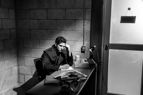 Escena Oscura Dramática Oficina Detective Humo Pesado Detective Trabajando Escritorio — Foto de Stock