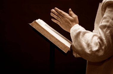 Yüce İsa karanlık gecede dua ediyor ve kutsal kitabı okuyor.