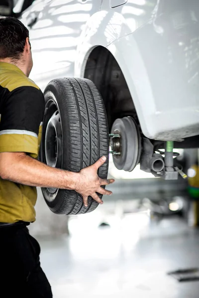 Hombres Trabajando Taller Máquinas Cambio Neumáticos — Foto de Stock