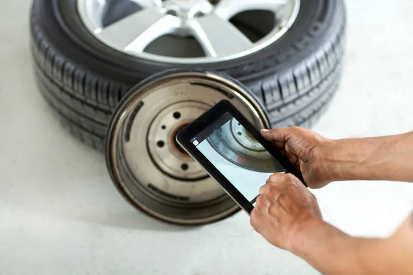 Mechaniker Hände Die Ein Foto Einem Reifen Mit Einem Tablet — Stockfoto