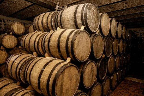 Barricas Vino Apiladas Antigua Bodega Bodega Tonos Cálidos Desaturados — Foto de Stock