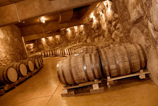 Barricas Vino Apiladas Antigua Bodega Bodega Tonos Cálidos Desaturados —  Fotos de Stock