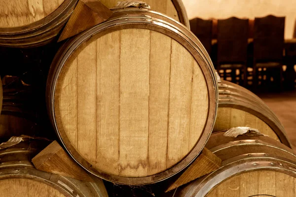 Wijnvaten Gestapeld Oude Wijnkelder Warme Gedeatureerde Tonen — Stockfoto