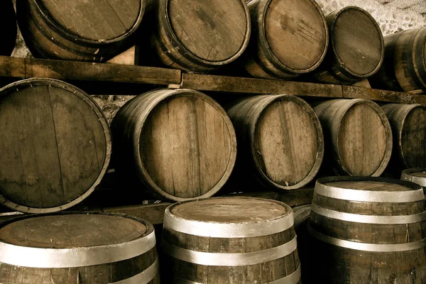 Barricas Vino Apiladas Antigua Bodega Bodega Tonos Cálidos Desaturados — Foto de Stock