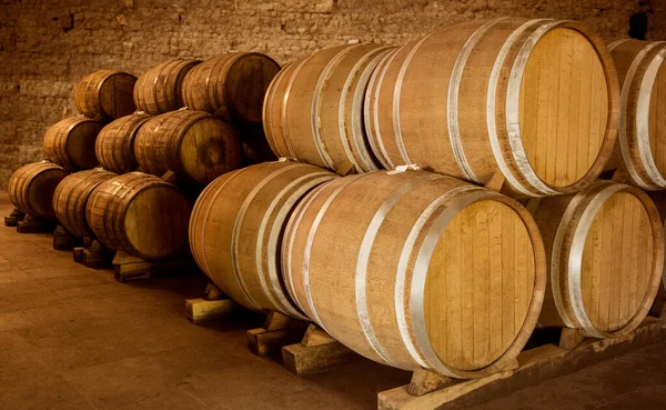 Barricas Vino Apiladas Antigua Bodega Bodega Tonos Cálidos Desaturados —  Fotos de Stock