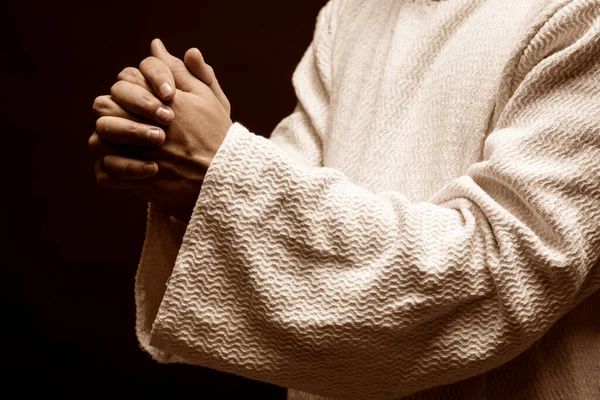 Jesucristo Orando Dios Con Los Brazos Abiertos Oscura Noche Negra — Foto de Stock