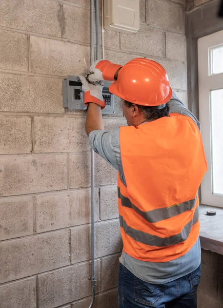 Portret Van Een Mannelijke Elektricien Die Optreedt Tijdens Een Elektrische — Stockfoto