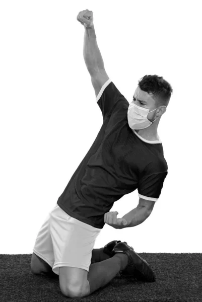Молодой Футболист Траве Синей Рубашке Маске Белом Фоне Черное Белое — стоковое фото