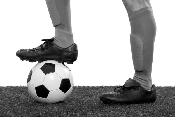 Detalhe Pés Jogador Futebol Pisando Uma Bola Sobre Grama Fundo — Fotografia de Stock