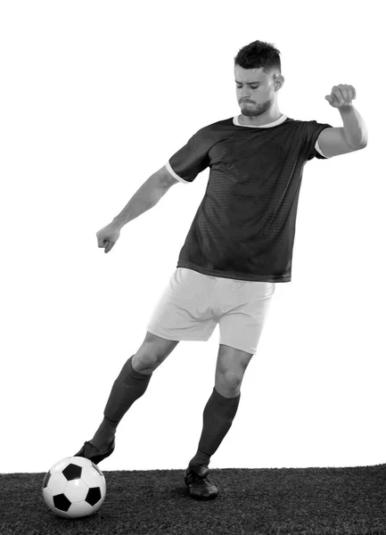 Молодой Футболист Траве Зеленой Рубашке Пинает Мяч Белом Фоне Черное — стоковое фото
