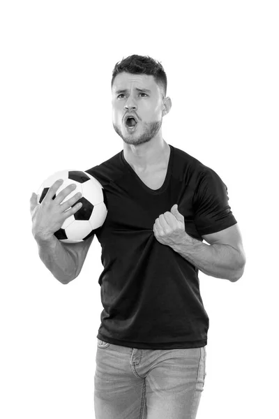 白い背景に黒いシャツのボールを手に若いサッカーファン 黒と白 — ストック写真