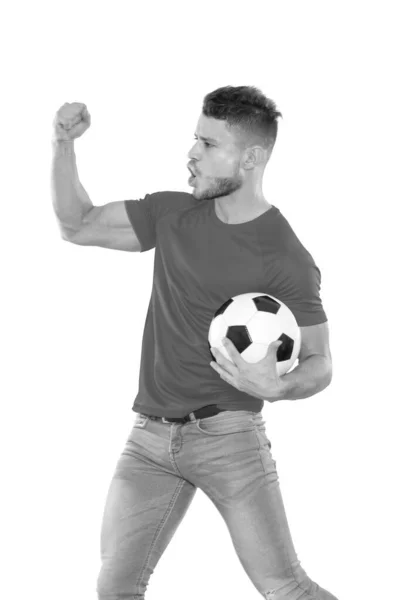 白い背景の感情で叫んで手に赤いシャツのボールを持つ若いサッカーファン 黒と白 — ストック写真