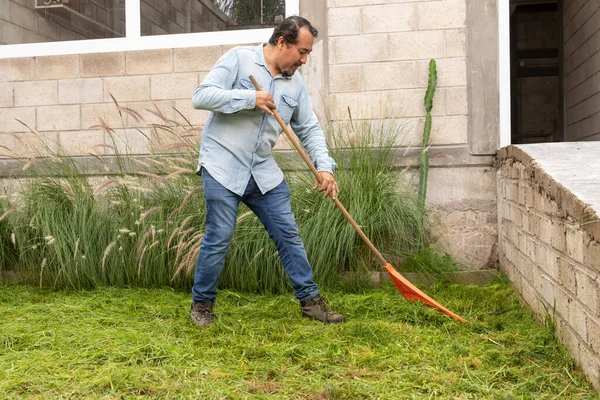 Volwassen Man Tuinman Werk Tuin Buiten Het Huis — Stockfoto