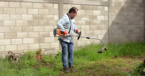 Ώριμος Κηπουρός Άνθρωπος Εργάζονται Στον Κήπο Έξω Από Σπίτι — Αρχείο Βίντεο