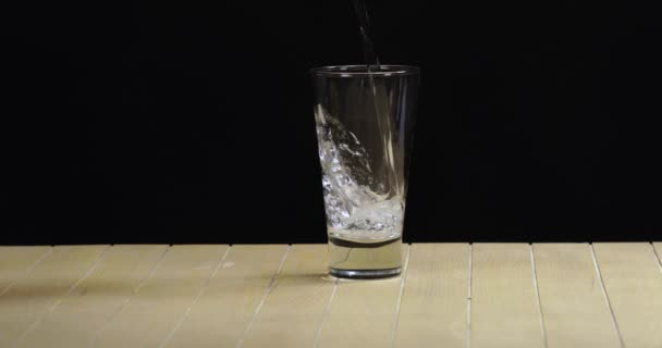 Servire Acqua Rinfrescante Sul Tavolo Legno — Video Stock