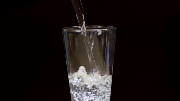 Menyajikan Air Tawar Meja Kayu — Stok Video