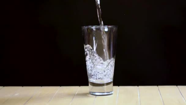 Serveert Verfrissend Water Houten Tafel — Stockvideo