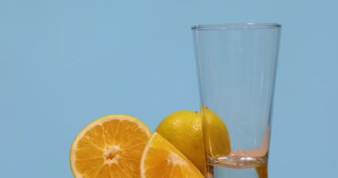 Portakal suyu şeffaf cam bardağa dönüşür..