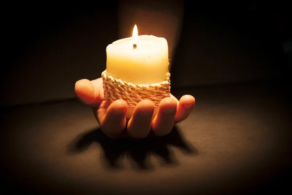 Руки со свечой — стоковое фото