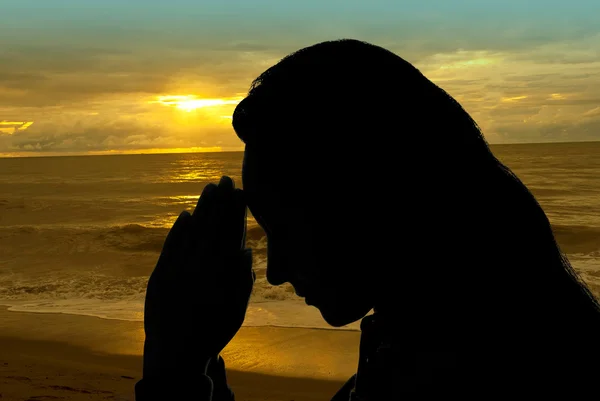 Mujer rezando al aire libre — Foto de Stock