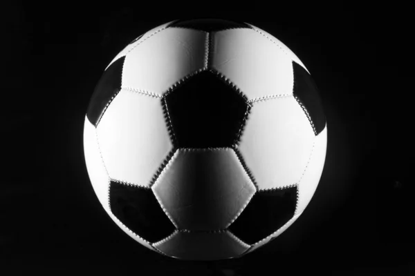 Ballon de football noir et blanc — Photo