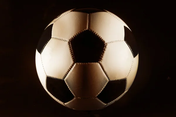 Футбольний м'яч чорно-білий — стокове фото