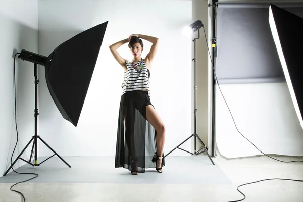 Mannequin fille de mode posant dans le vrai studio de photographie . — Photo