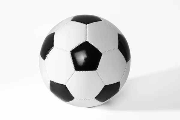Pelota de fútbol blanco y negro — Foto de Stock