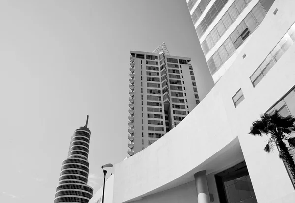 Edifício de escritórios no business center — Fotografia de Stock