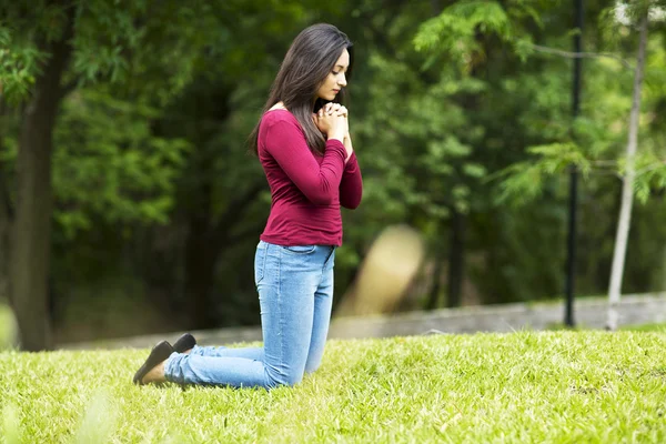 Mujer rezando al aire libre — Foto de Stock