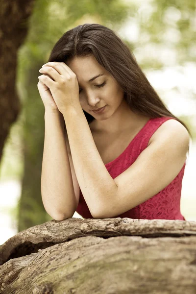 Женщина молится на открытом воздухе — стоковое фото
