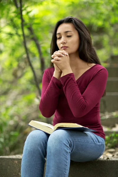 Woman praying outdoors — Stock Photo, Image