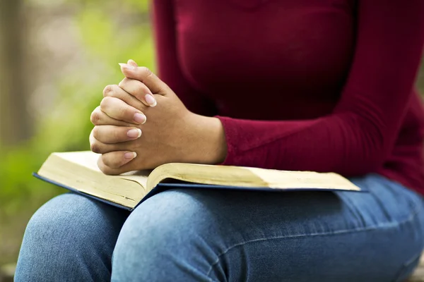 kadın açık havada dua