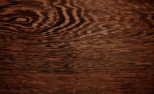 Деревянный стол коричневого цвета с белым фоном
