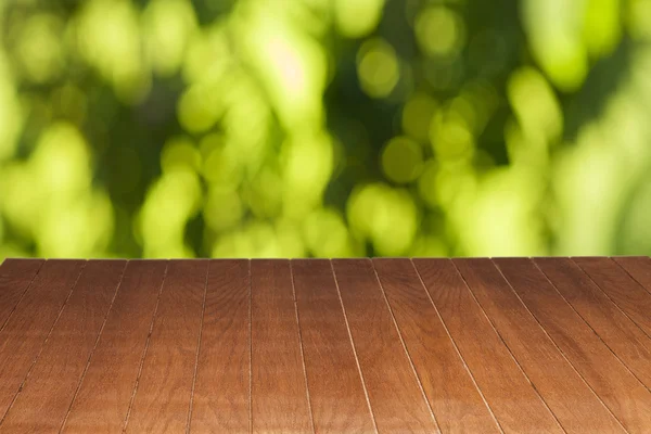 Деревянный стол с белым фоном — стоковое фото