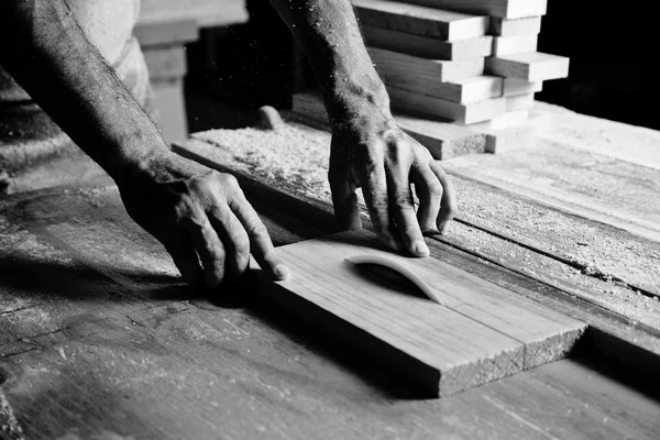 Manos de carpintero trabajando — Foto de Stock